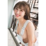 伊藤愛真、やわらかボディ際立つサロペット・シャワーシーンにどぎまぎ!写真集より先行カット第3弾公開