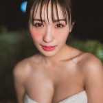伊藤愛真、やわらかボディ際立つサロペット・シャワーシーンにどぎまぎ！写真集より先行カット第3弾公開
