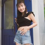 伊藤愛真、やわらかボディ際立つサロペット・シャワーシーンにどぎまぎ！写真集より先行カット第3弾公開