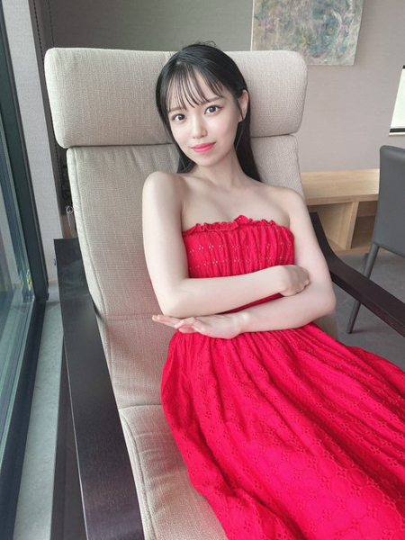 STU48・岩田陽菜、オトナな赤ワンピースで寝そべり美脚チラリ！写真集発売記念イベントも開催決定