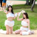 【じゅりえり】可愛すぎる双子・神谷じゅりな＆神谷えりさ、息ぴったりの双子が白ウサギコスを披露＜近代麻雀水着祭2022＞