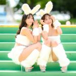 【じゅりえり】可愛すぎる双子・神谷じゅりな＆神谷えりさ、息ぴったりの双子が白ウサギコスを披露＜近代麻雀水着祭2022＞