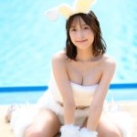 【写真特集】神谷えりさ、プールサイドで白ウサギ姿をお届け！＜近代麻雀水着祭2022＞