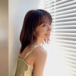 AKB48・柏木由紀、黄色のキャミソール姿でヘルシーな色っぽボディ披露