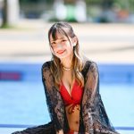 【写真特集】北野真衣（GIRLY MOON PROJECT）、シースルーガウン×赤ビキニのクールな着こなしで初水着撮影会に登場！＜近代麻雀水着祭2022＞