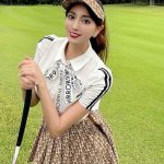 森咲智美、ミニのゴルフウェアから絶対領域チラ見せ！「ナイスショット」