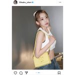 宮脇咲良、ヘソ出しの肌見せコーデを披露