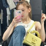 宮脇咲良、ヘソ出しの肌見せコーデを披露