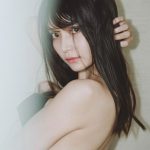 似鳥沙也加、トップス脱いで美しい横乳大胆披露