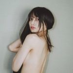 似鳥沙也加、トップス脱いで美しい横乳大胆披露