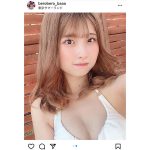 佐藤かれん、フリル付きの白ビキニで舌出しイタズラ笑顔