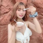 佐藤かれん、フリル付きの白ビキニで舌出しイタズラ笑顔