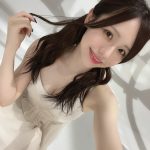 SKE48・佐藤佳穂、自撮りにドキドキな黄色ビキニと黒髪映える青色ビキニのオフショットに歓喜の声