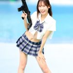 【写真特集】鈴本りん（HOT DOG CAT）、超ミニの制服コスチュームでおへそ＆くびれライン見せつけ！＜近代麻雀水着祭2022＞