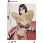 #2i2・天羽希純「浮気しないで？」、ニット脱いで抜群のまんまるバスト＆くびれラインあらわに！