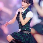 HKT48・田中美久「太もも弁当たべる？」、あざかわな公演中の太ももチラ見せショット公開