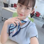 上坂すみれ、丸メガネ×OL衣装で美脚をお届け「ら積極的に出社します！」「今日も毛深すぎます」の声も