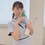 上坂すみれ、丸メガネ×OL衣装で美脚をお届け「ら積極的に出社します！」「今日も毛深すぎます」の声も