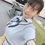 上坂すみれ、丸メガネ×OL衣装で美脚をお届け「ら積極的に出社します！」「今日も毛深すぎます」の声も