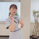 上坂すみれ、丸メガネ×OL衣装で美脚をお届け「ら積極的に出社します！」「今日も毛深すぎます」の声も