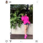 Koki, 、斬新なビビットピンクコーデに超ミニ美脚ショットを披露！