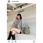 山崎あみ、太ももチラリな艶やか足組み姿に「スタイル、エグっ」「長くて美脚にロングブーツ最強」の声！