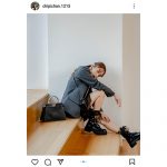 近藤千尋、ミニからのスレンダーな美脚チラリショットにファン絶賛！