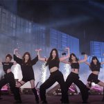 LE SSERAFIM、美ボディあらわな黒衣装でマッスルキャット・ダンスが話題に。 公式YouTubeチャンネルで「ANTIFRAGILE」スペシャル動画も公開！