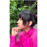 Koki, 、斬新なビビットピンクコーデに超ミニ美脚ショットを披露！