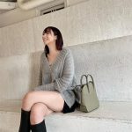 山崎あみ、太ももチラリな艶やか足組み姿に「スタイル、エグっ」「長くて美脚にロングブーツ最強」の声！