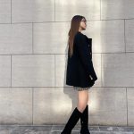 ダレノガレ明美、絶対領域が眩しいミニスカルックで美脚を披露！