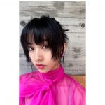 Koki, 、斬新なビビットピンクコーデに超ミニ美脚ショットを披露！