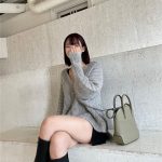 山崎あみ、太ももチラリな艶やか足組み姿に「スタイル、エグっ」「長くて美脚にロングブーツ最強」の声！