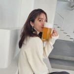 石川恋、ビールジョッキ片手に弾ける笑顔ショットを公開