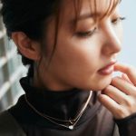 石川恋、ハートモチーフなジュエリーを身に着けた大人な秋コーデショットを公開