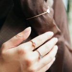 石川恋、ハートモチーフなジュエリーを身に着けた大人な秋コーデショットを公開