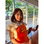 ドラマ『高嶺のハナさん2』香音、オレンジ色のエプロン姿で微笑むオフショットを公開