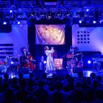 安田レイ、アットホームなアコースティックライブ開催