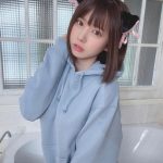 えなこ、紺パンチラ見せのパーカーショットが「セクかわ」すぎる！