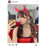 藤川らるむ、肌見せデビルのコスプレで美麗な横顔披露