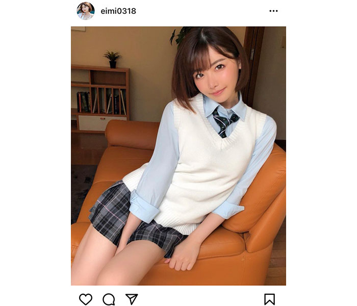 深田えいみ、制服コスでスカートから太ももチラ見せ