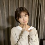 工藤美桜、萌え袖ニットであざかわに見つめる！