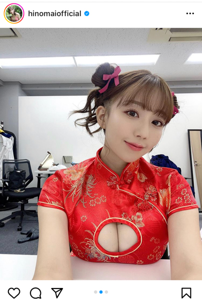 日野麻衣、美バストのホクロをセクシーにのぞかせたチャイナドレス姿を自撮りでお届け！