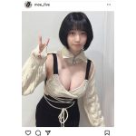 伊織もえ、美バストがはみ出るニットワンピースで視線釘付けに