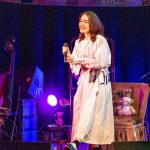 安田レイ、アットホームなアコースティックライブ開催