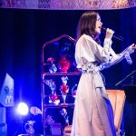 安田レイ、アットホームなアコースティックライブ開催