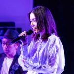 安田レイ、アットホームなアコースティックライブ開催