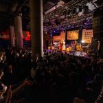 安田レイ、アットホームなアコースティックライブ開催