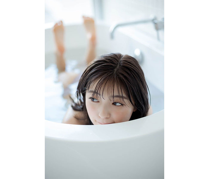 工藤美桜、バスタブに浸かった濡れ肌透明ボディを披露