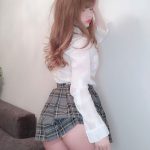 紅羽祐美、制服スカートから桃尻見せつけの大胆ショットに歓喜の声「控えめにいって最高！」